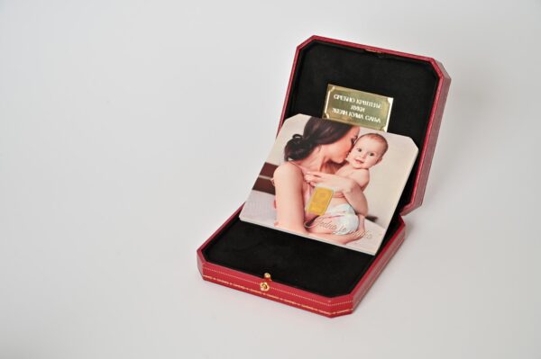 Investiciono zlato 5g u crvenoj kutiji sa slikom majke i bebe i gravurom